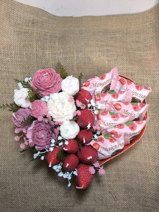 Sirds dekors ar zemenēm