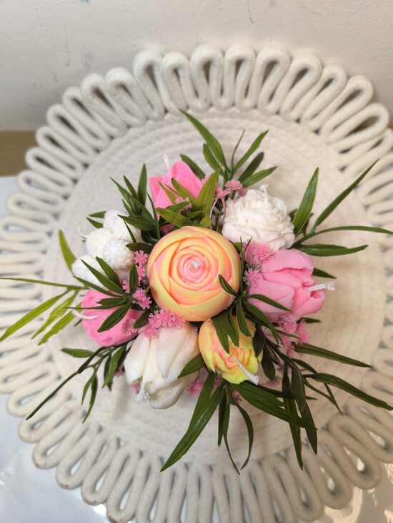 Spilgtie ziedi ar rozi