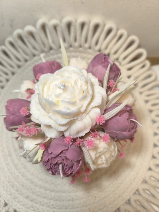 Peonijas sārtās ar balto