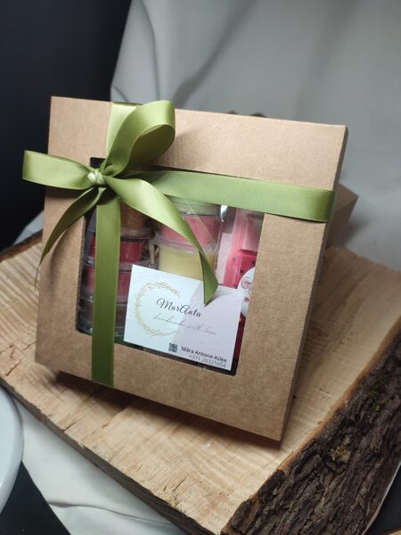 A set of 13 scented wax MELTS
